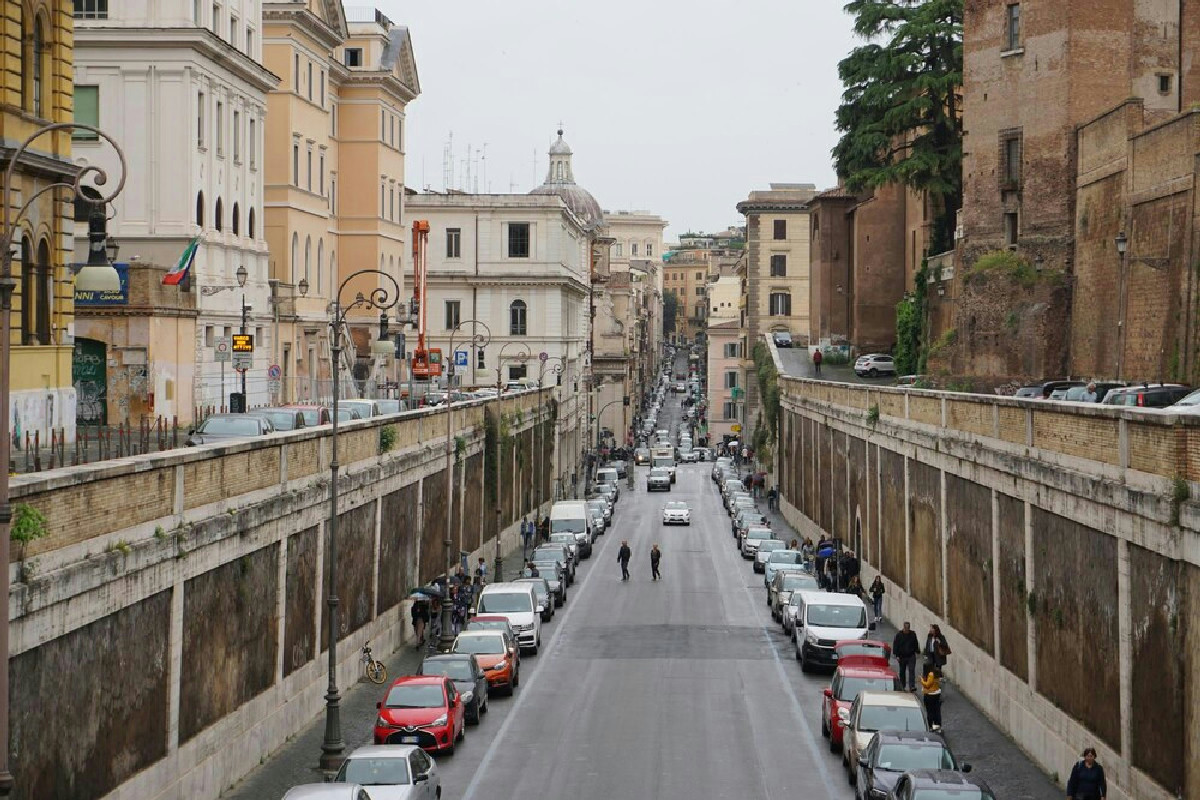 C’è una strada italiana che incanta più degli Champs-Élysées: nessuno si aspetta quale sia