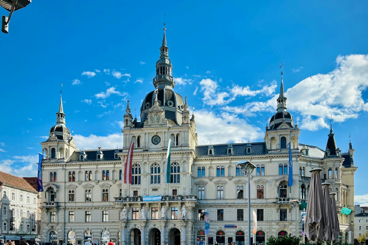 Graz incanta tra mercatini, luci e atmosfere d’autunno: la magia che pulsa tra le sue piazze