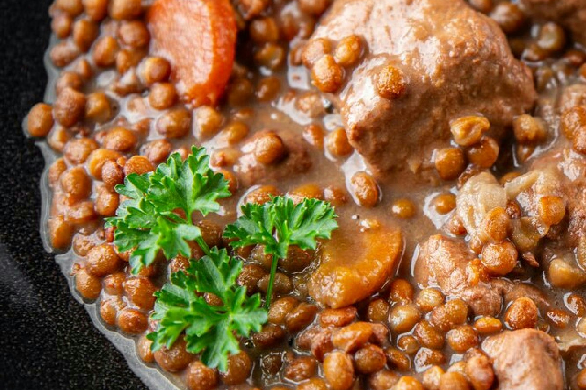 Lenticchie con la salsiccia, un atto d’amore per tutta la famiglia anche prima di Natale
