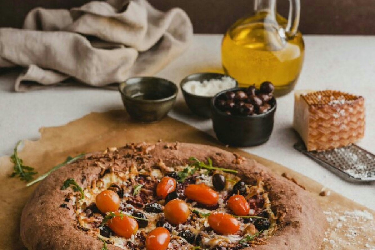 Pizza rustica di sfoglia ripiena: la torta salata filante che mette tutti d’accordo a tavola