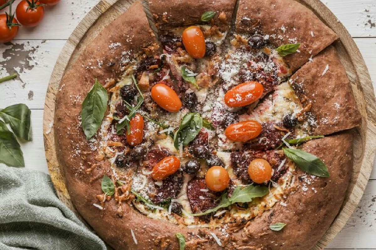 Pizza rustica di sfoglia ripiena: la torta salata filante che mette tutti d’accordo a tavola