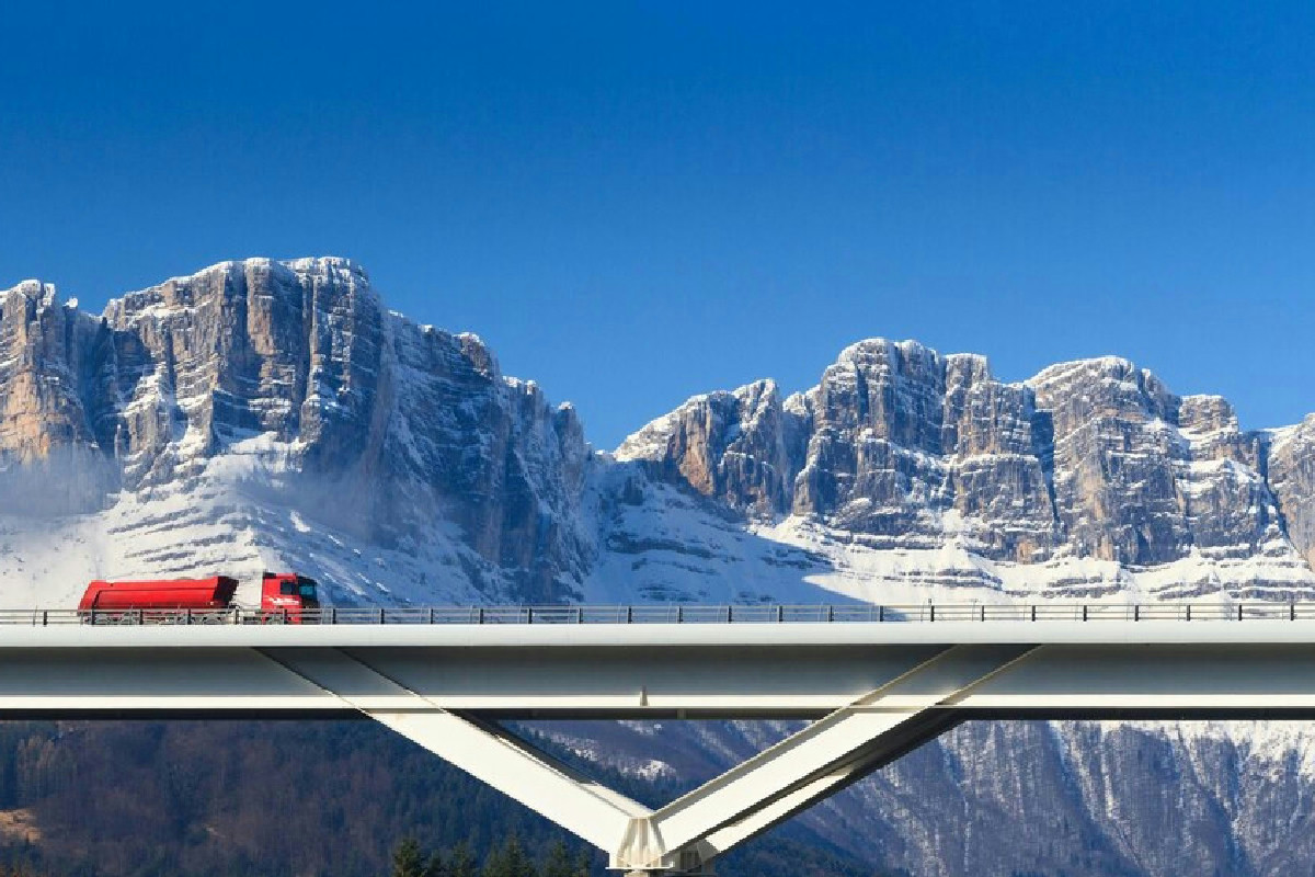 Questo treno collega Svizzera e Francia tra foreste innevate e canyon: un inverno da favola