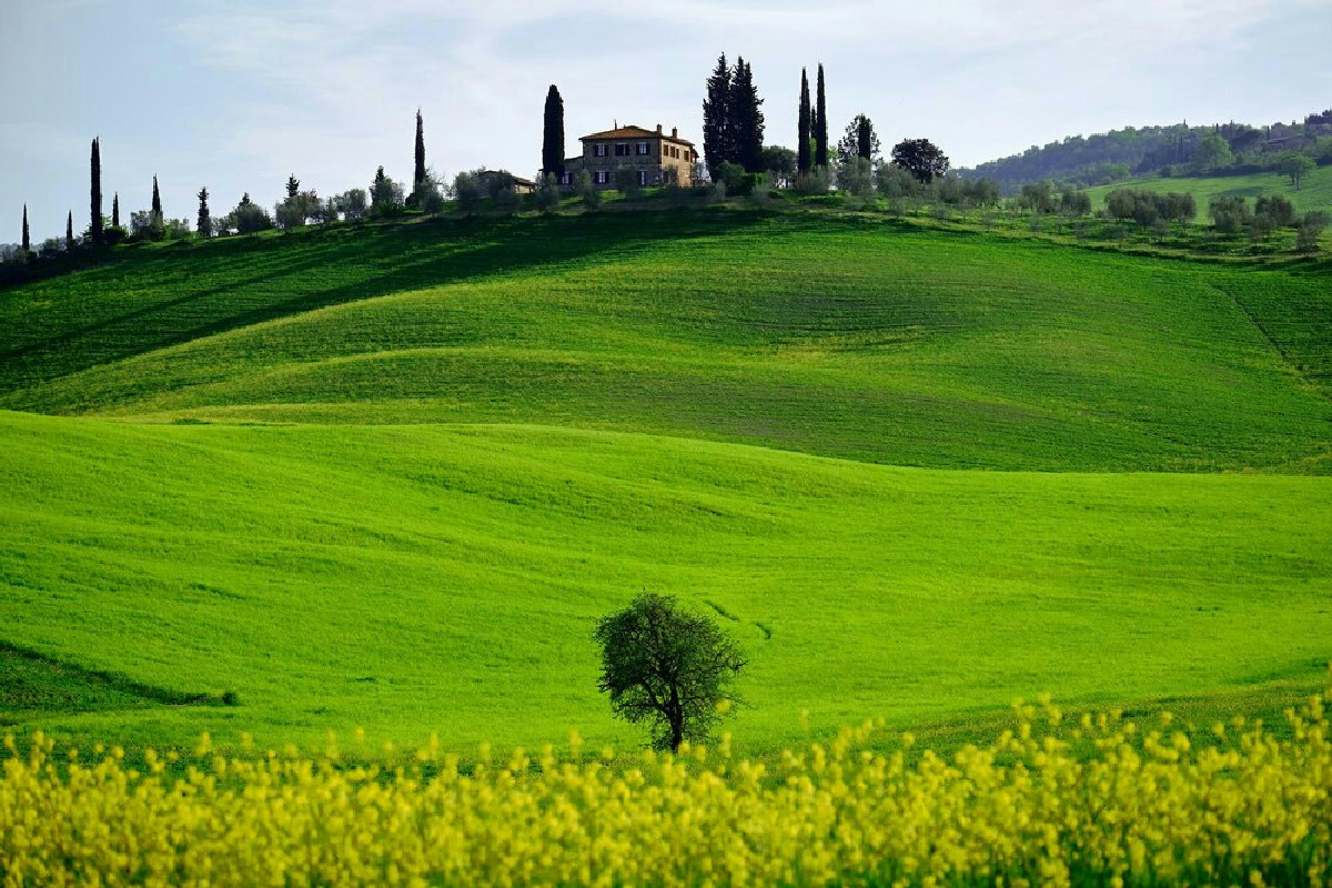 In Toscana c’è ancora una terra che sa di vino, pietra e silenzio: 9 idee per fermare il tempo