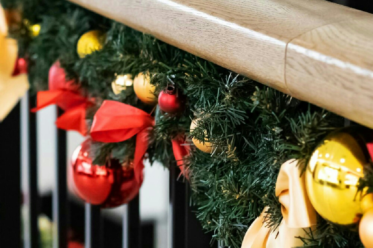 Balcone natalizio decorato con 7 piante resistenti e dettagli eleganti per un’atmosfera raffinata e unica