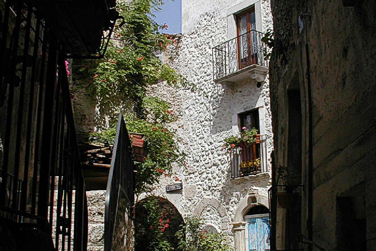 Un borgo nel Parco del Gran Sasso dove il tempo si ferma tra storia, natura e notti d’altri tempi