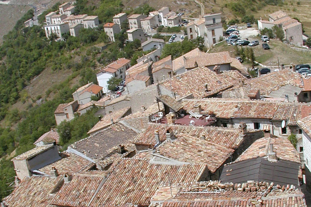 Un borgo nel Parco del Gran Sasso dove il tempo si ferma tra storia, natura e notti d’altri tempi