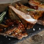 Come cambiano le costine di maiale con senape e miele? Il tocco che trasforma la cena