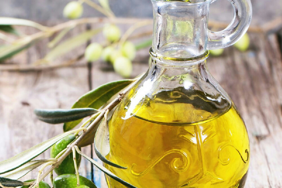Cucinare con olio d’oliva: cosa cambia davvero con il calore secondo molti chef esperti