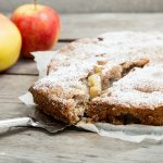 Non immagini cosa fa la torta di mele aggiungendo questo ingrediente inaspettato: perfetta a colazione