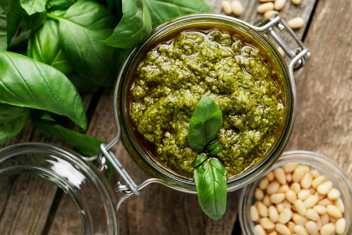 Pesto cremoso senza mortaio: il metodo più diffuso per un condimento autentico e ricco