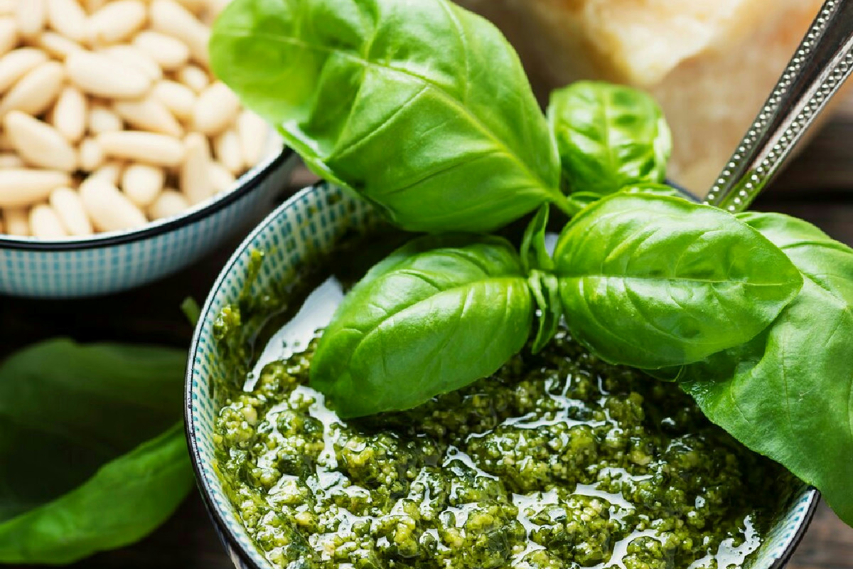 Pesto cremoso senza mortaio: il metodo più diffuso per un condimento autentico e ricco