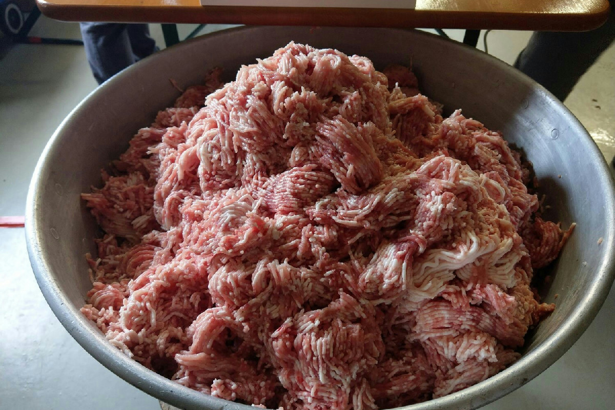 Quante volte usi lo stesso tagliere per carne e verdure e quale rischio cela nella cucina italiana