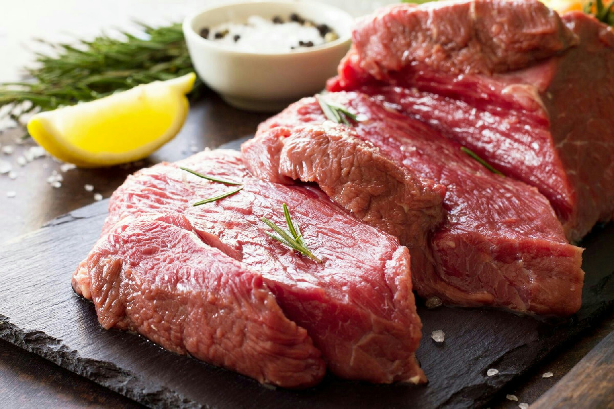 Quante volte usi lo stesso tagliere per carne e verdure e quale rischio cela nella cucina italiana