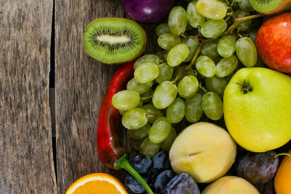 Quasi metà degli alimenti convenzionali contiene residui di pesticidi: cosa rischiamo davvero oggi