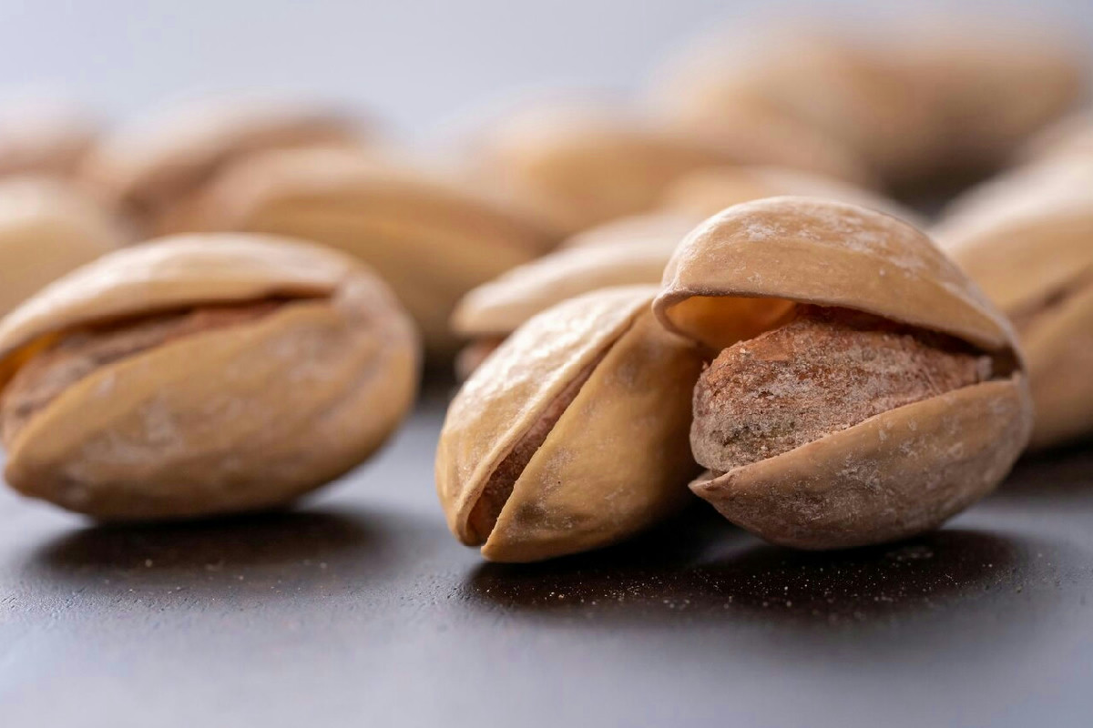 Tagliatelle fresche al pistacchio con uova di salmerino: primo piatto elegante e ricco di gusto