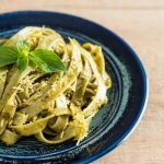 Tagliatelle fresche al pistacchio con uova di salmerino: primo piatto elegante e ricco di gusto