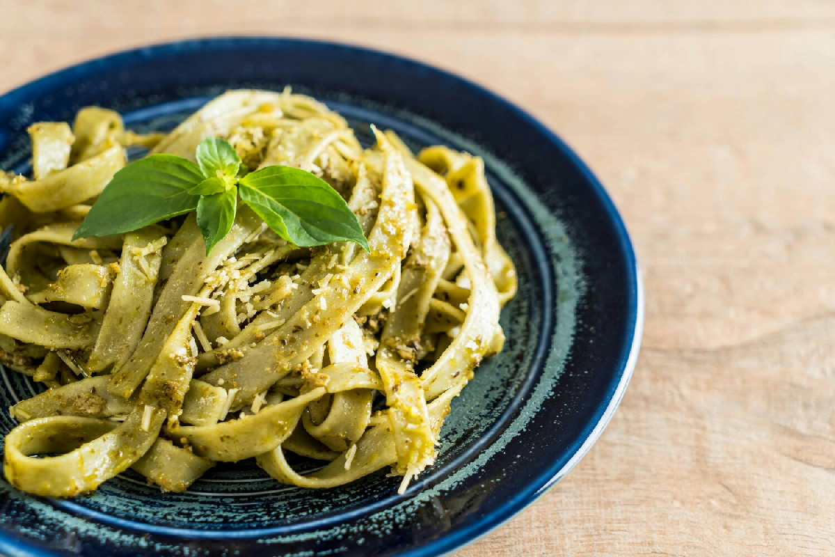 Tagliatelle fresche al pistacchio con uova di salmerino: primo piatto elegante e ricco di gusto