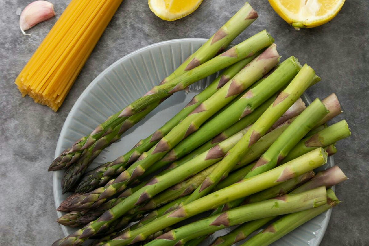Torta salata con asparagi e speck, semplice e gustosa per ogni occasione speciale